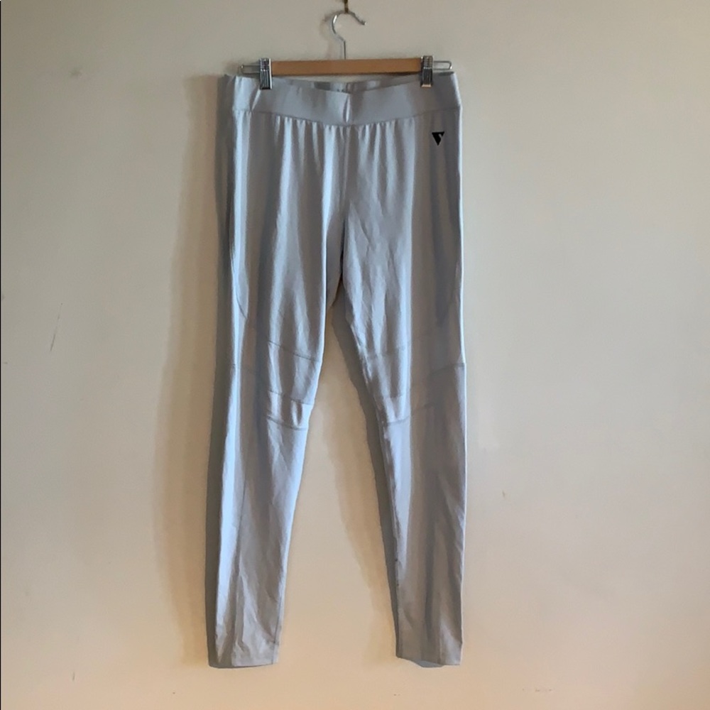 Light grey Yas leggings.